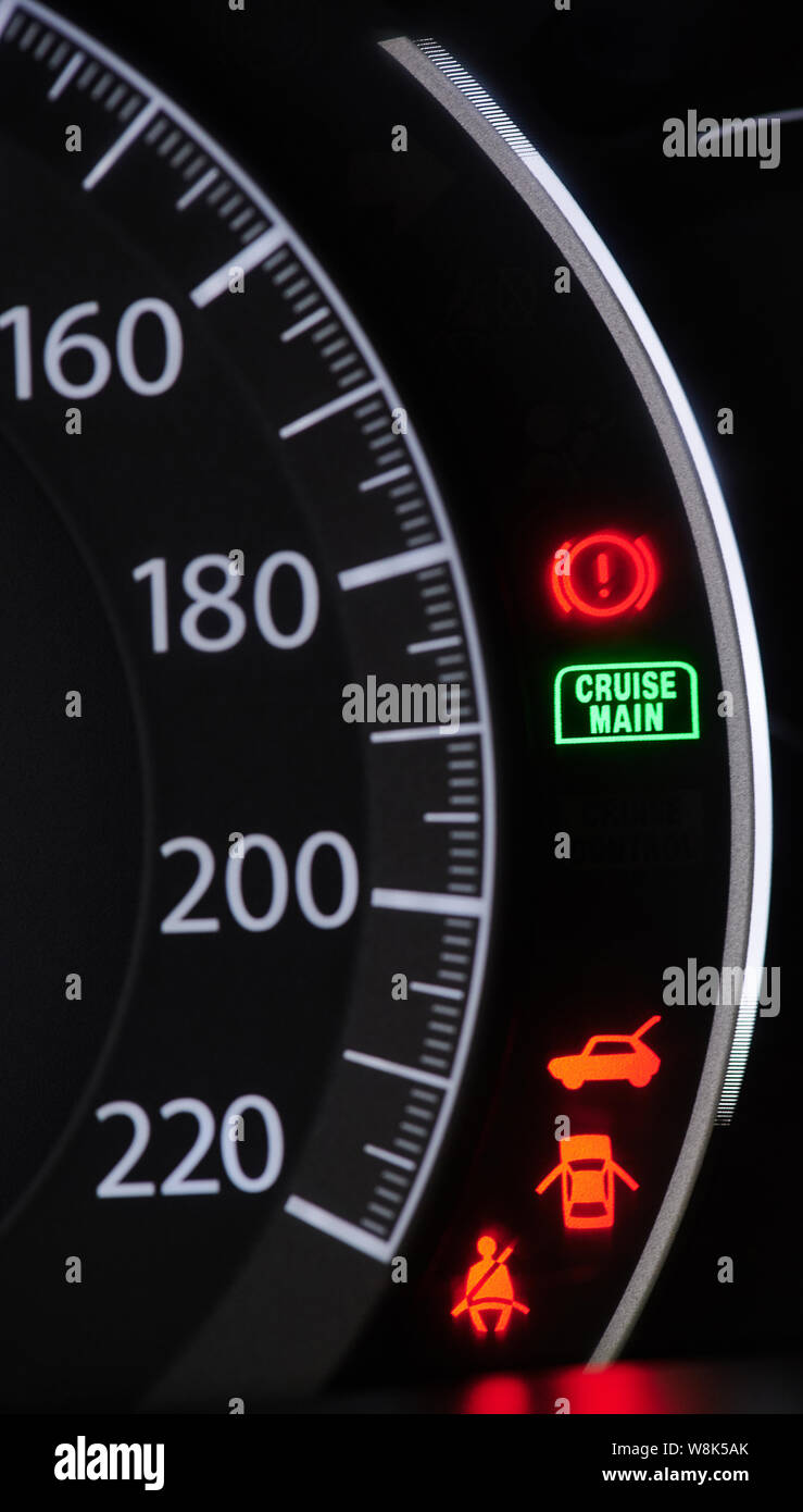 Avviso segni auto sul cruscotto vista macro Foto Stock