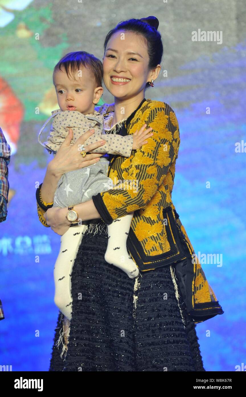 Attrice cinese Zhang Ziyi pone con un bimbo piccolo come un produttore in occasione di una conferenza stampa per il suo nuovo film "Oh mio Dio" a Pechino in Cina, 4 Agosto 2015 Foto Stock
