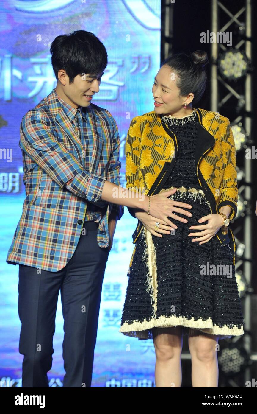 (Da sinistra) attrice cinese Zhang Ziyi come produttore, attori Zhang Yixing e Chen Xuedong posano con un bimbo piccolo in una conferenza stampa per il loro nuovo Foto Stock