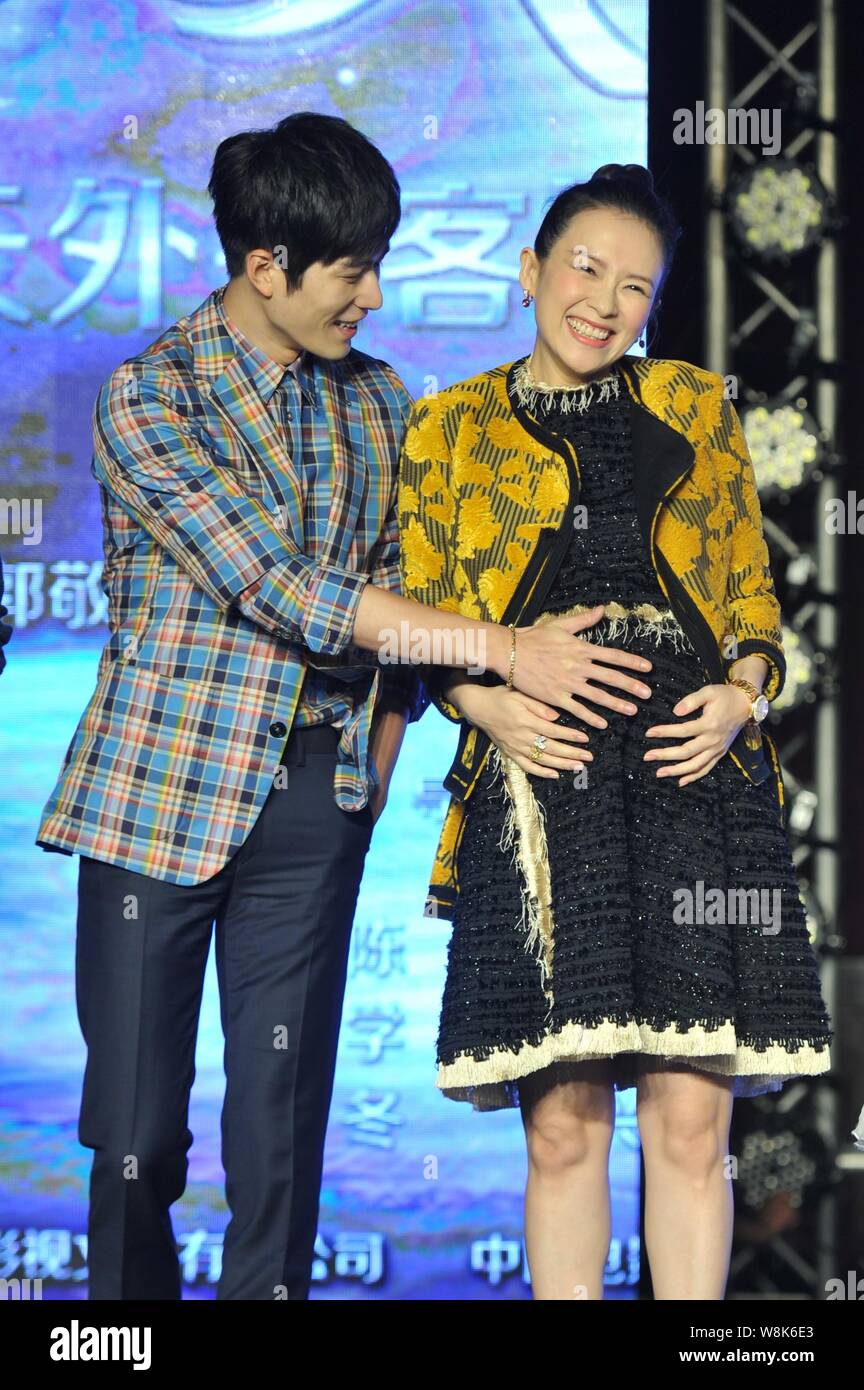 Attrice cinese Zhang Ziyi, destra, reagisce come un produttore come attore Chen Xuedong tratti la sua finta pancia in gravidanza in occasione di una conferenza stampa per il loro nuovo movi Foto Stock