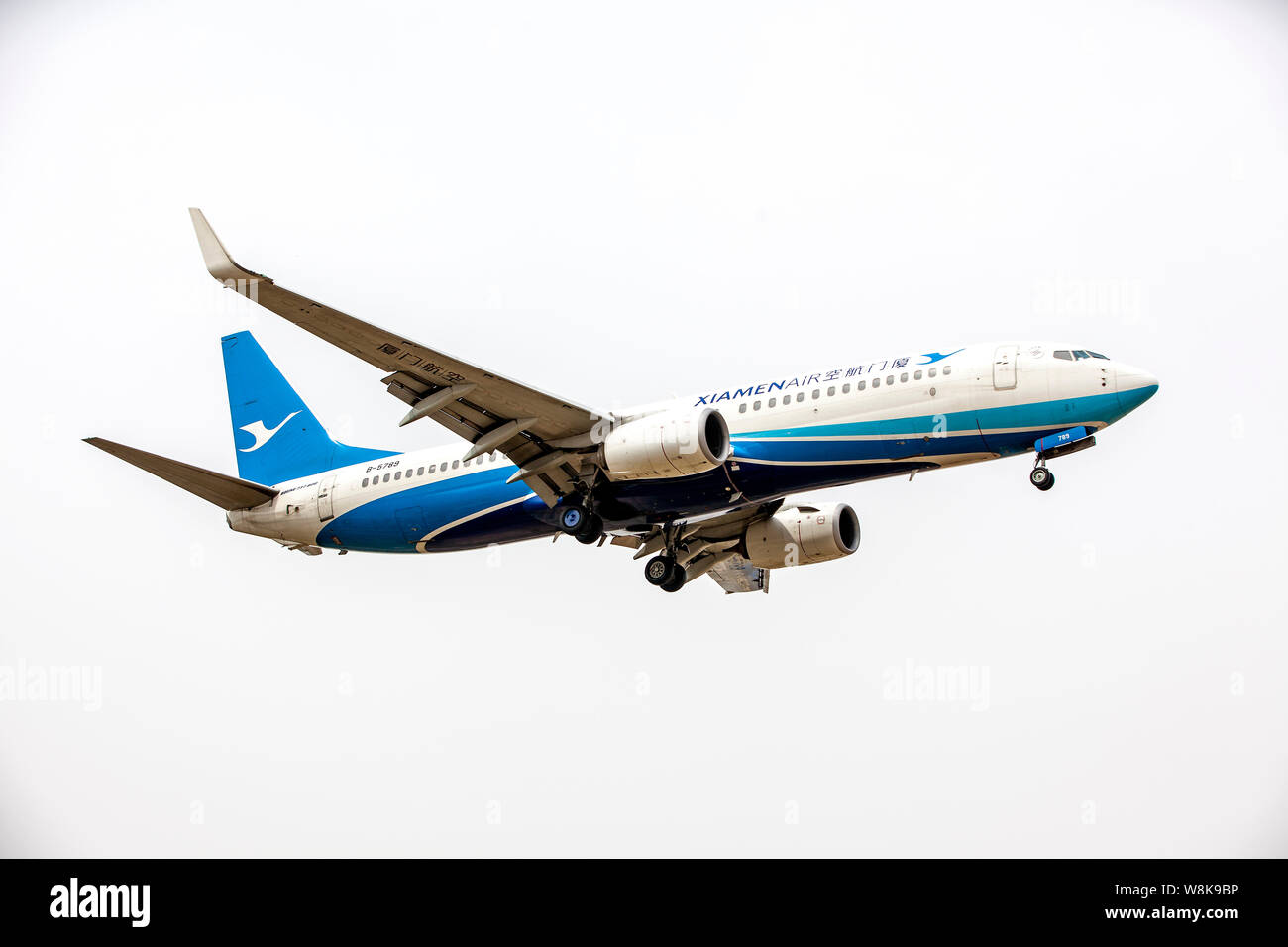 --FILE--un Boeing 737-800 jet del passeggero di Xiamen aria si prepara a terra a Zhengzhou Xinzheng Aeroporto Internazionale nella Città di Zhengzhou, la Cina centrale Foto Stock