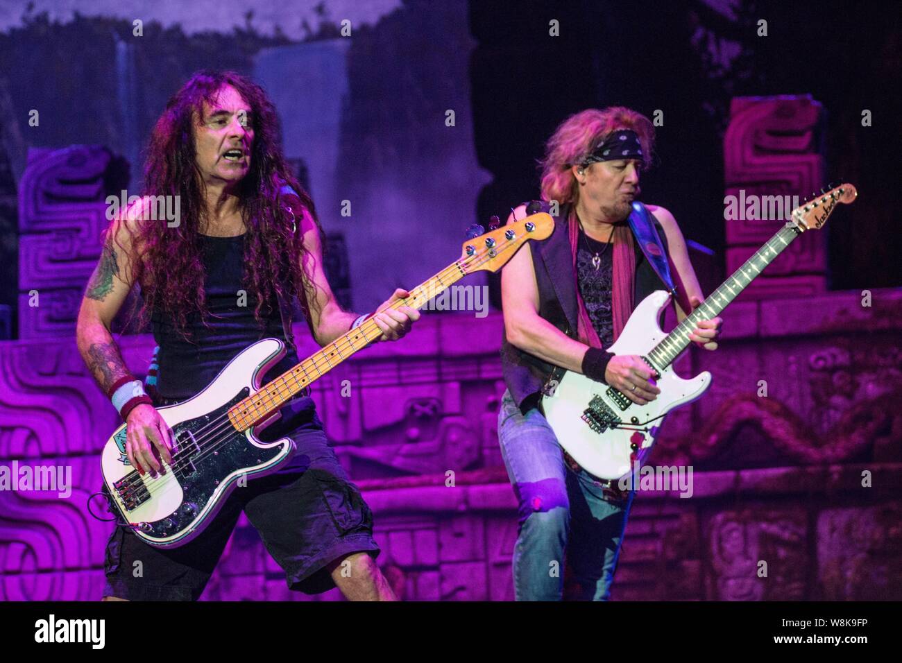 Inglese heavy metal band Iron Maiden esegue presso il suo concerto a Shanghai in Cina, 26 aprile 2016. Foto Stock