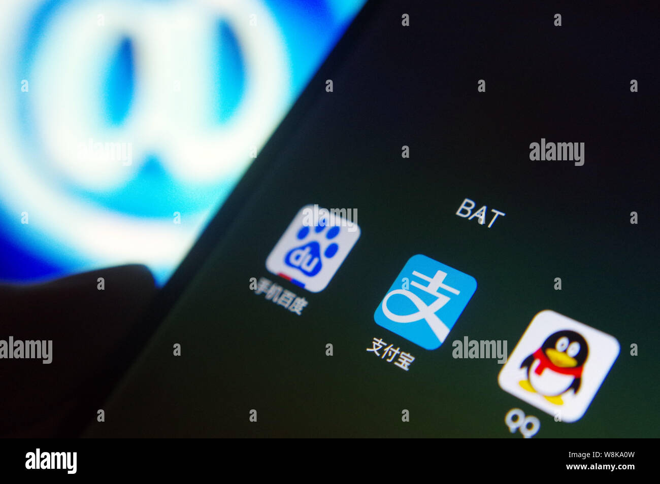 --FILE--un cinese telefono cellulare utente guarda le icone di (da sinistra) Mobile Baidu, Alipay di Alibaba Group e QQ di Tencent sul suo smartphone di Jin Foto Stock
