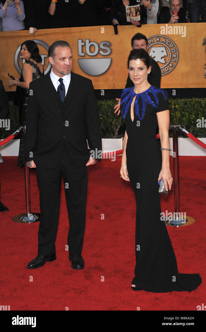 LOS ANGELES, CA. 23 gennaio 2010: Sandra Bullock e Jesse James al XVI schermo annuale attore Guild Awards presso lo Shrine Auditorium. © 2010 Paul Smith / Featureflash Foto Stock