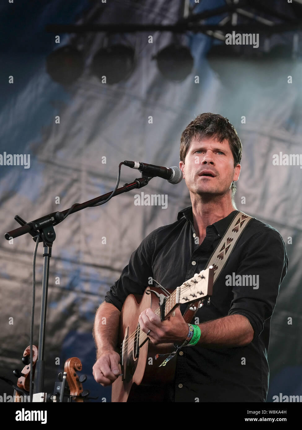 British multi-strumentista, folk cantante e cantautore Seth Bernard Lakeman suona dal vivo sul palco al Festival di Cropredy Banbury. Foto Stock