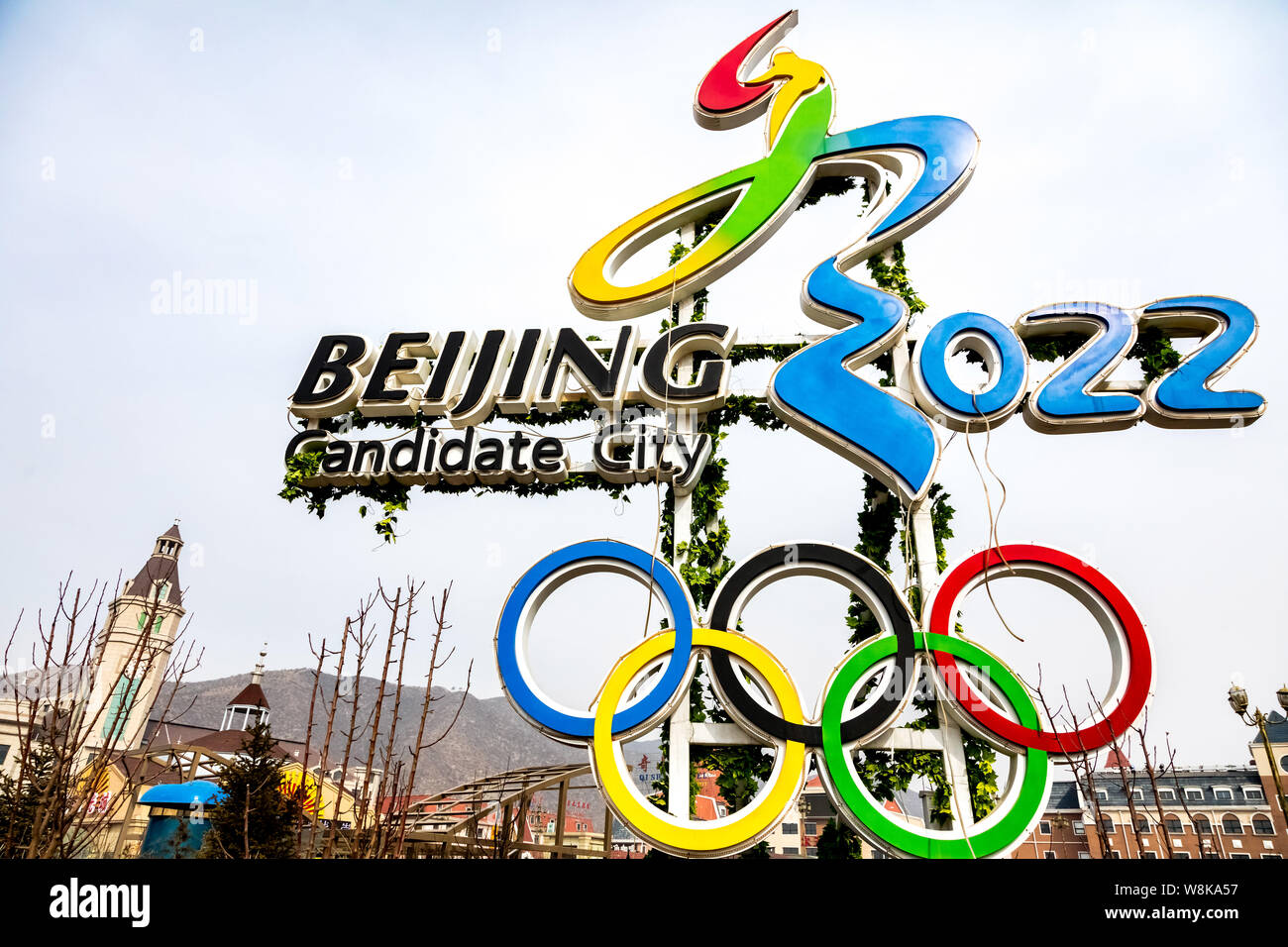 --FILE -- Un segno di Pechino 2022 Giochi Olimpici Invernali è raffigurato su una strada in Congli county, Zhangjiakou, città del nord della Cina nella provincia di Hebei, 4 Marc Foto Stock
