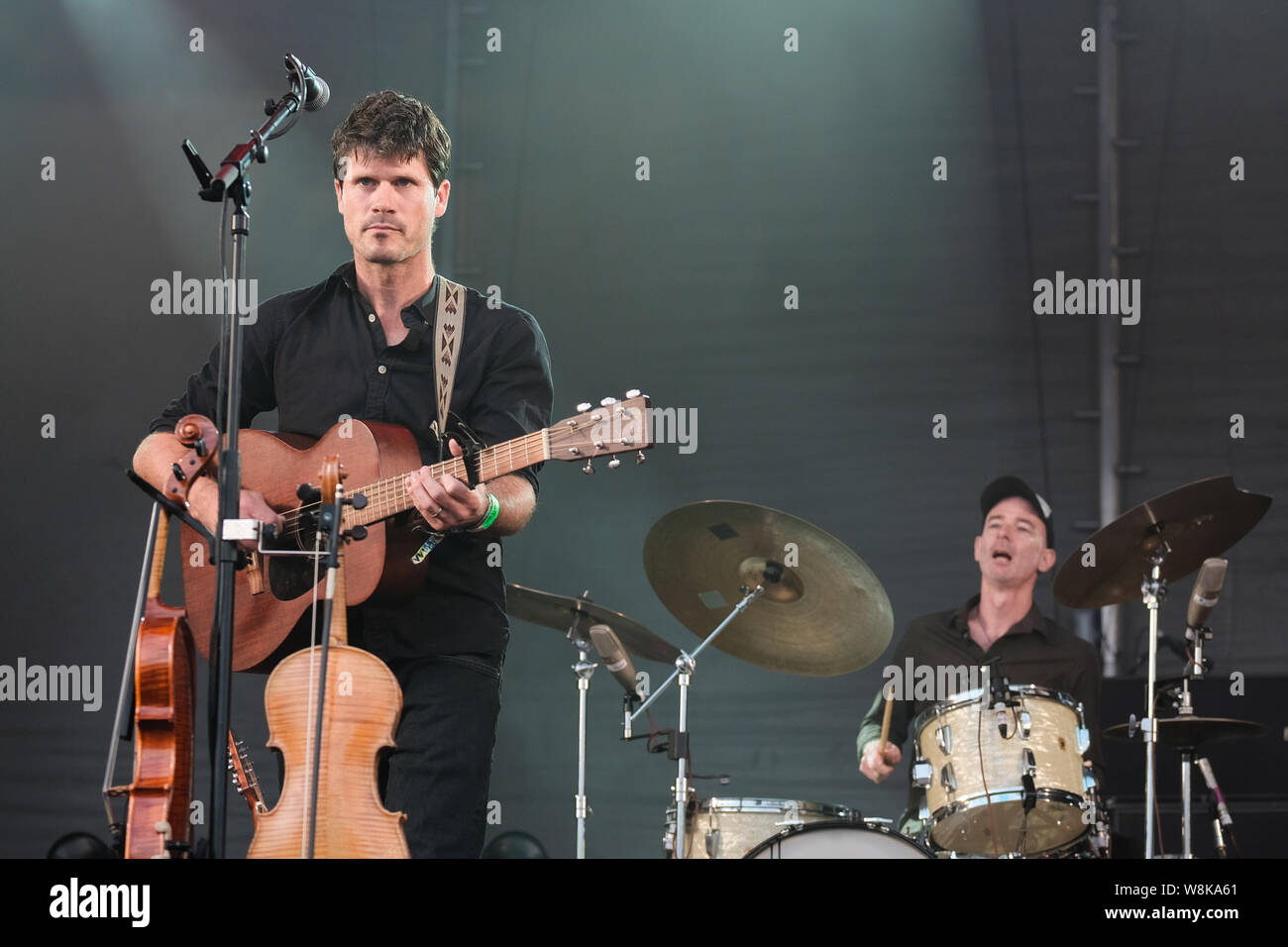 British multi-strumentista, folk cantante e cantautore Seth Bernard Lakeman suona dal vivo sul palco al Festival di Cropredy Banbury. Foto Stock