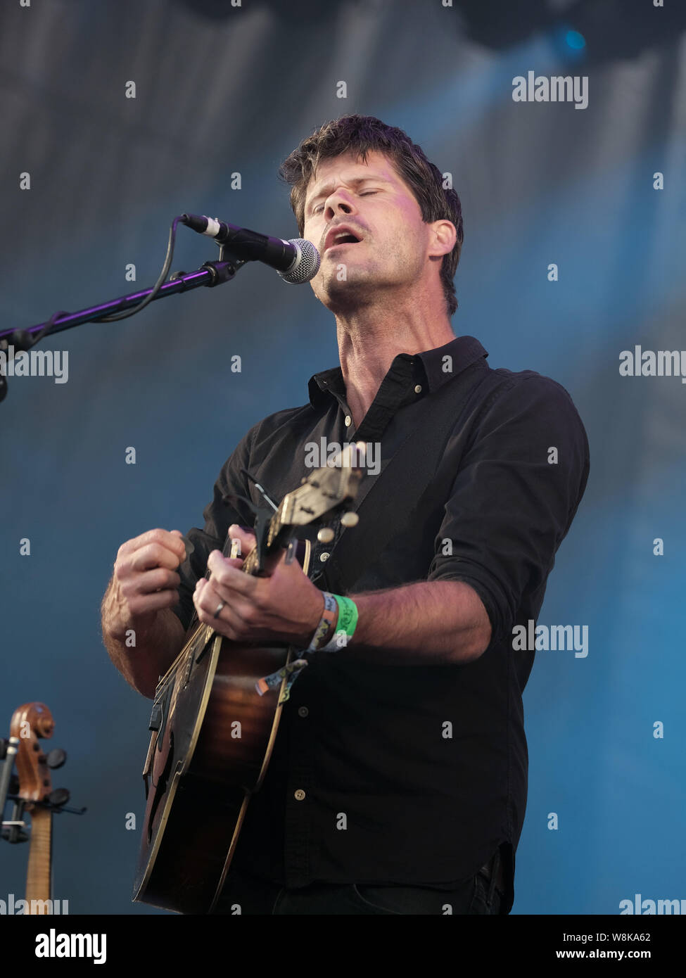 British multi-strumentista, folk cantante e cantautore Seth Bernard Lakeman suona dal vivo sul palco al Festival di Cropredy Banbury. Foto Stock