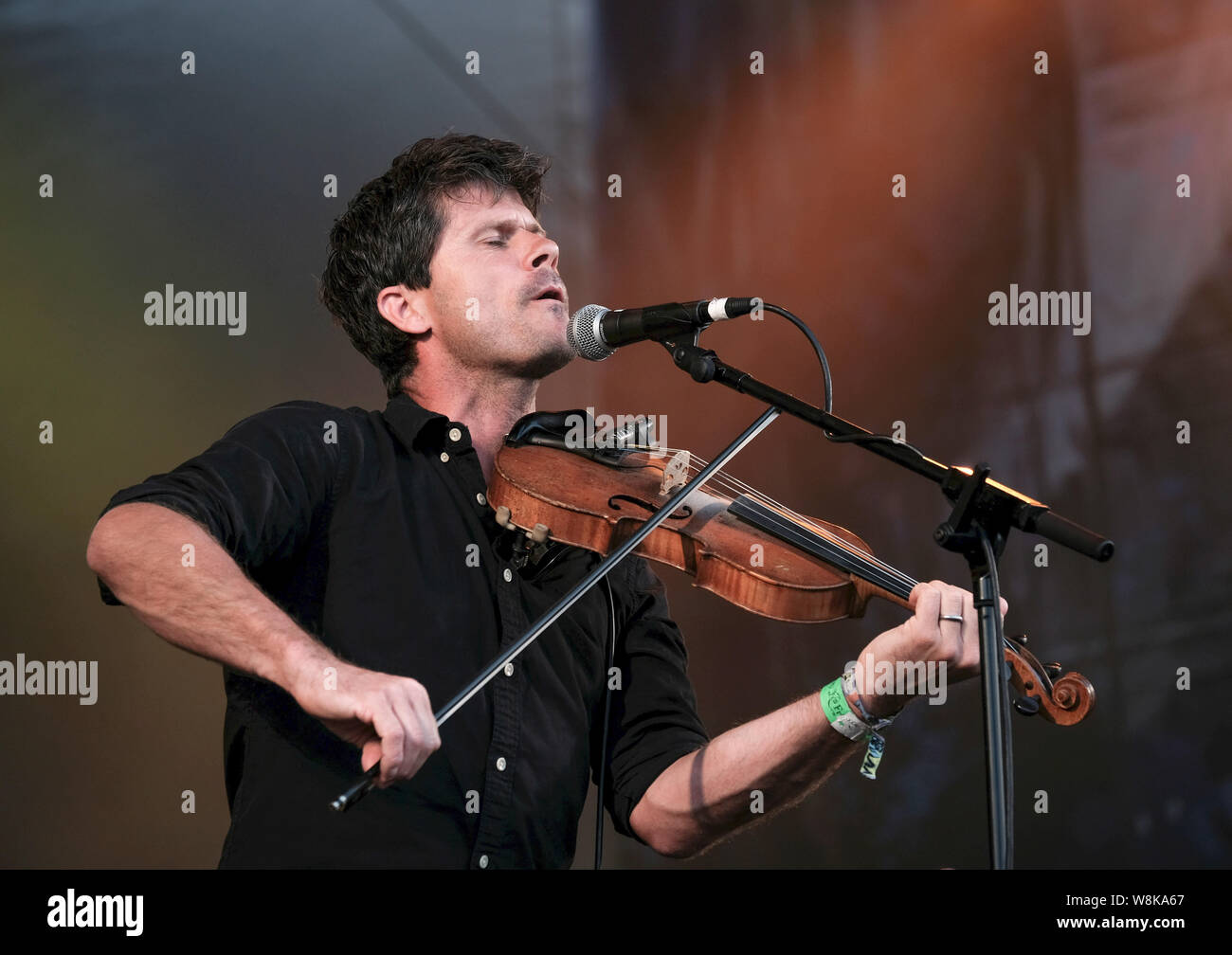 British multi-strumentista, folk cantante e cantautore Seth Bernard Lakeman suona dal vivo sul palco al Festival di Cropredy Banbury. Foto Stock