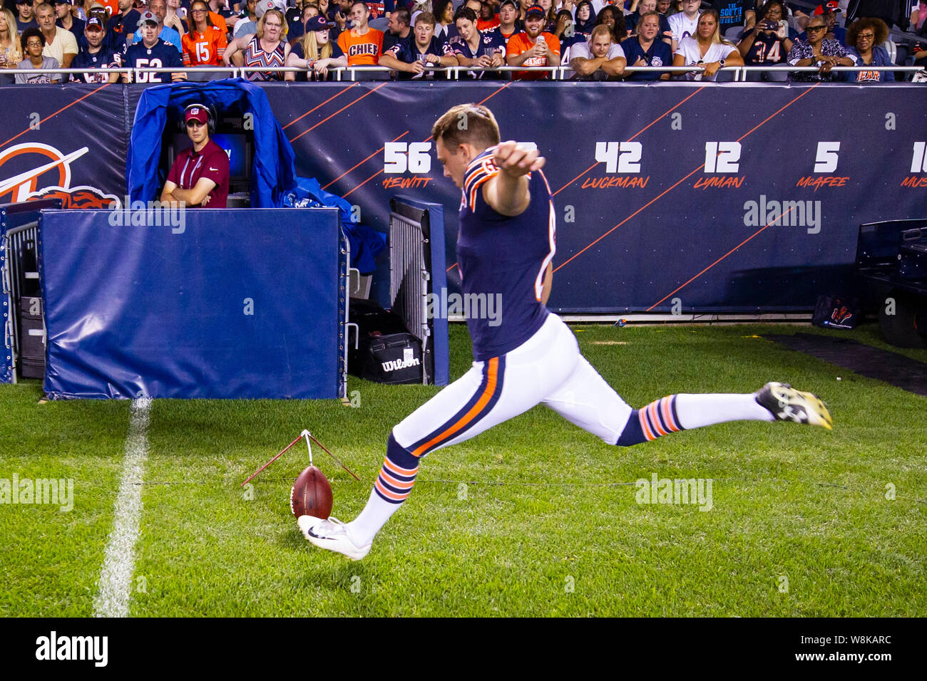 Agosto 08, 2019: Chicago, Illinois, Stati Uniti - Porta Kicker #8 Elliott rfi si riscalda durante la NFL preseason game tra la Carolina Panthers e Chicago Bears al Soldier Field di Chicago, IL. Fotografo: Mike Wulf Foto Stock