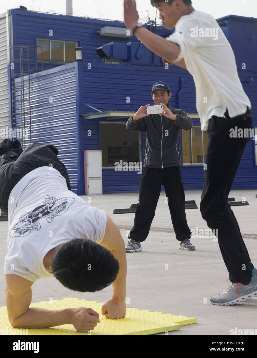 Legless uomo cinese Shen Dacheng, sinistro e il suo amico Zhu Qile pratica un nuovo movimento estremi durante una sessione di formazione di sport estremi a Hefei c Foto Stock