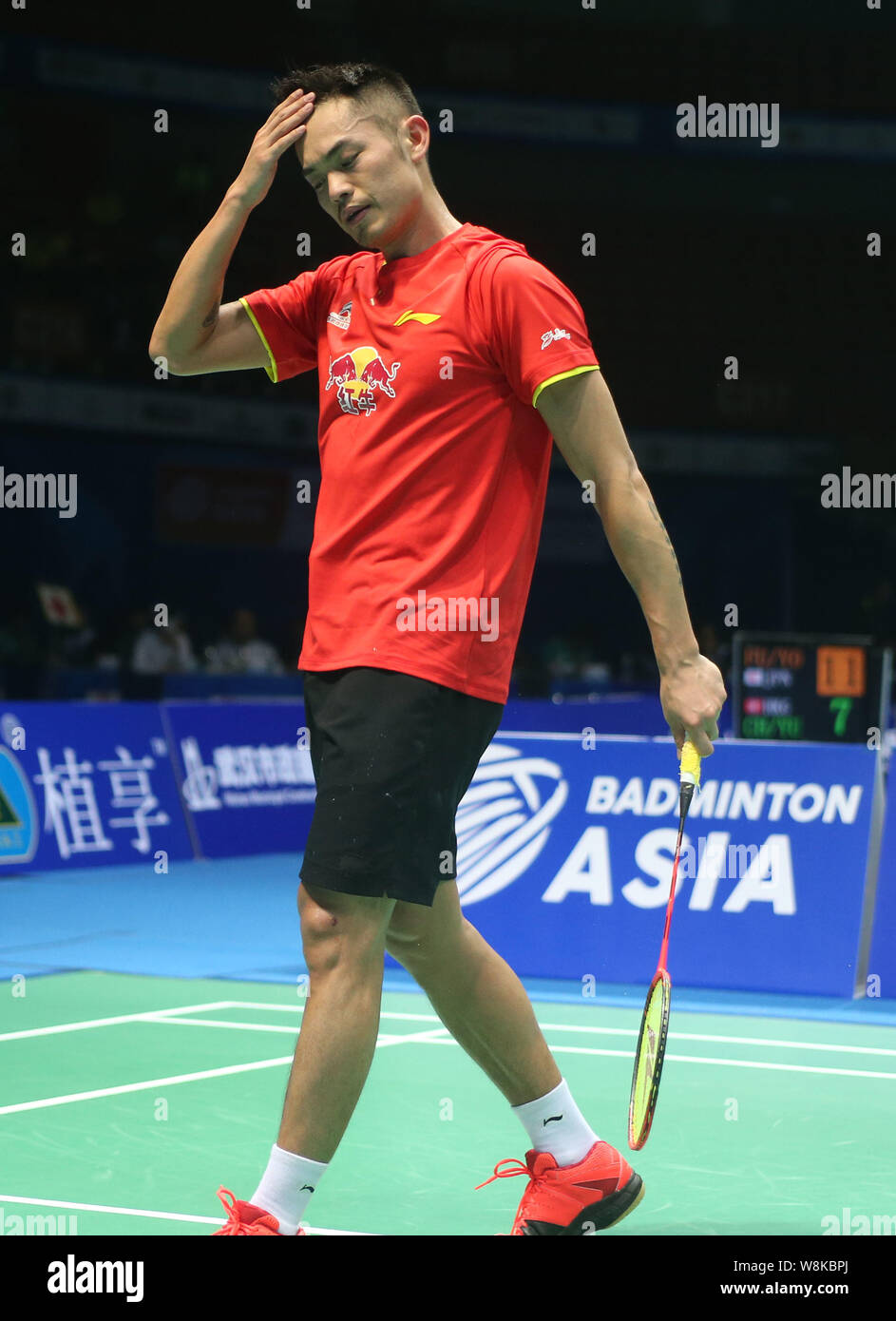 Lin Dan di Cina reagisce come egli compete contro Ihsan Maulana Mustofa dell Indonesia nei loro Uomini Singoli Primo turno corrispondere durante il 2016 a Badminton Foto Stock