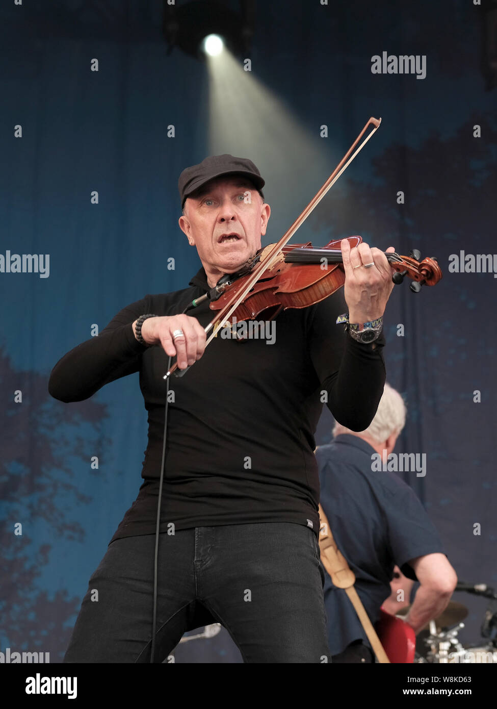 Banbury, Regno Unito. 09Aug, 2019. Multi-strumentista Peter Geoffrey Richardson con inglese e progressive rock psichedelico Caravan band suona dal vivo sul palco di Cropredy Festival in Banbury. Credito: SOPA Immagini limitata/Alamy Live News Foto Stock