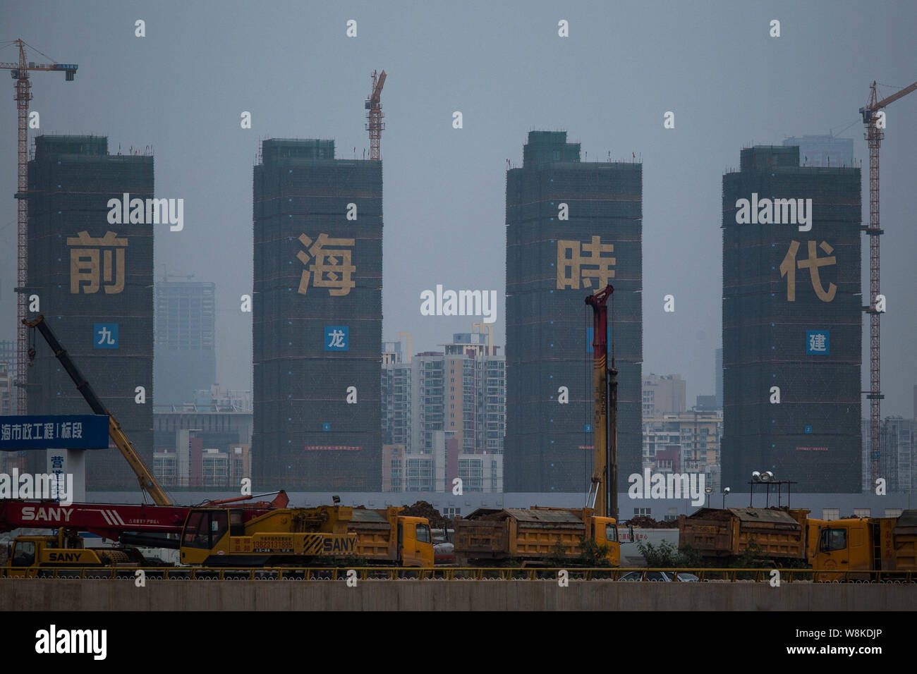 --FILE--camion guidare nel cantiere di costruzione di un progetto immobiliare nella città di Shenzhen, Cina del sud della provincia di Guangdong, 24 ottobre 2014. Casa Foto Stock