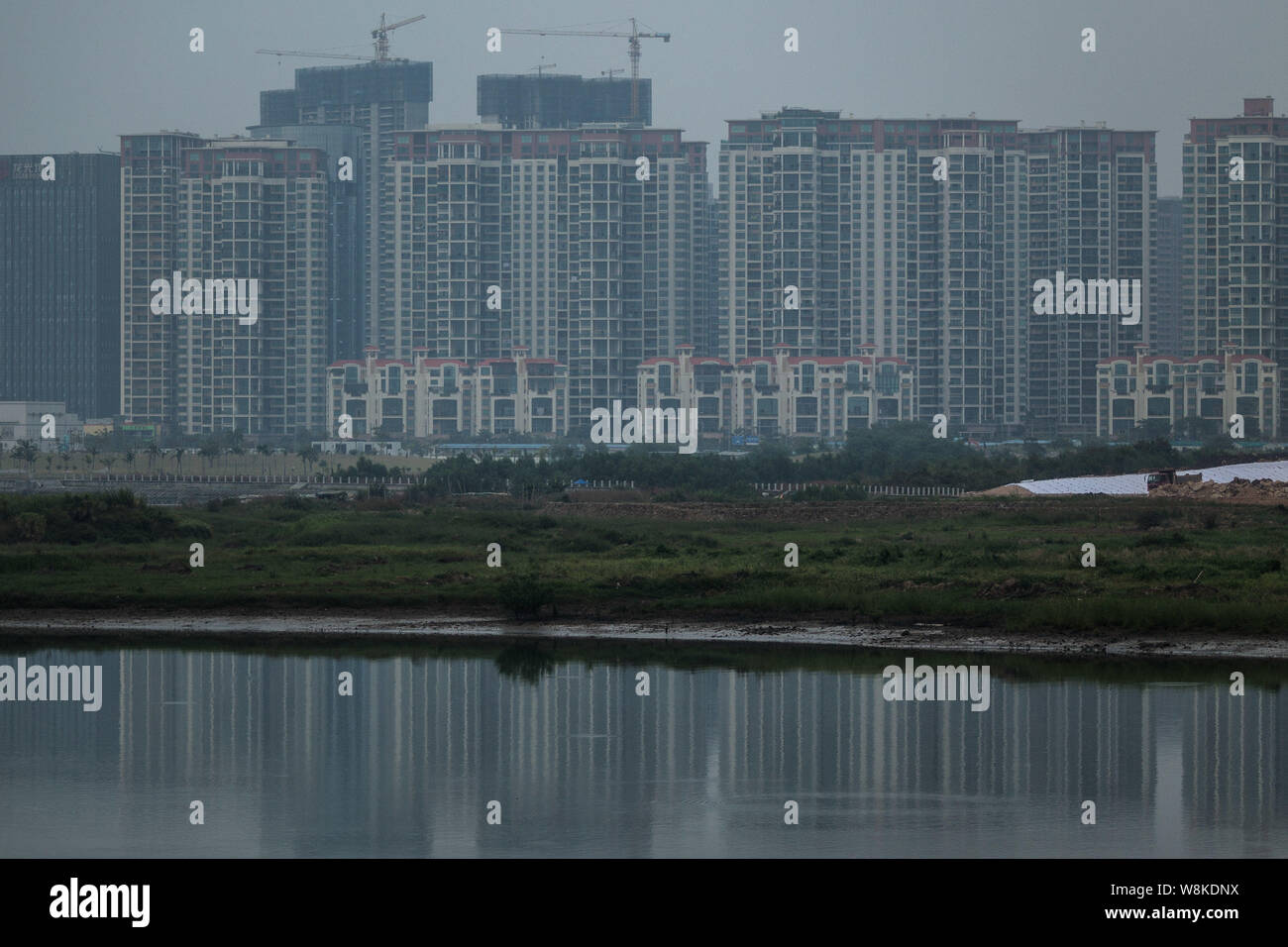 --FILE--edifici ad alta di un progetto immobiliare sono in costruzione nella città di Shenzhen, Cina del sud della provincia di Guangdong, 24 ottobre 2014. Hou Foto Stock