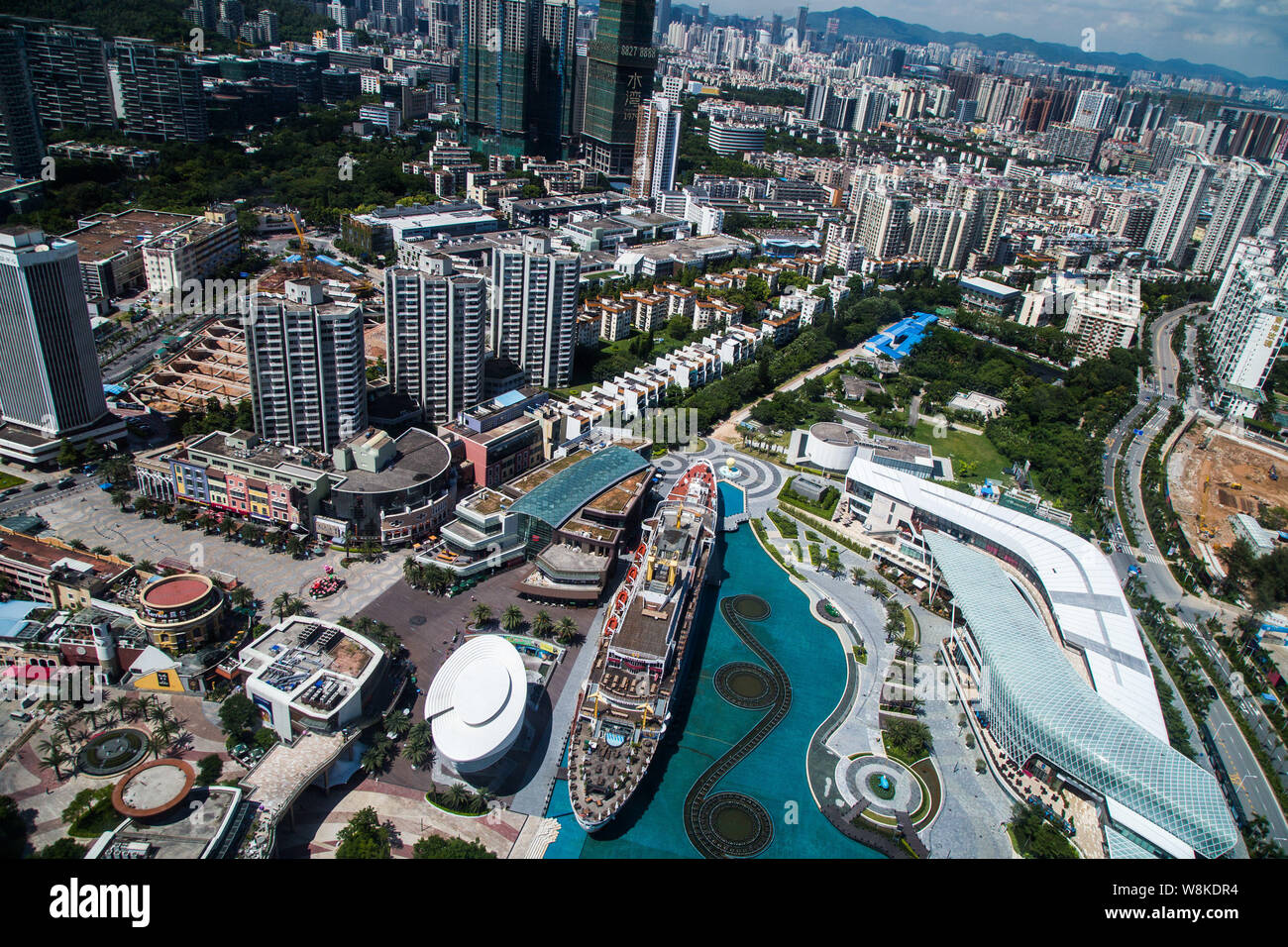 --FILE--Vista del grattacielo di edifici residenziali nella città di Shenzhen, Cina del sud della provincia di Guangdong, 21 agosto 2014. Casa prezzi di Shenzhen, il ci Foto Stock