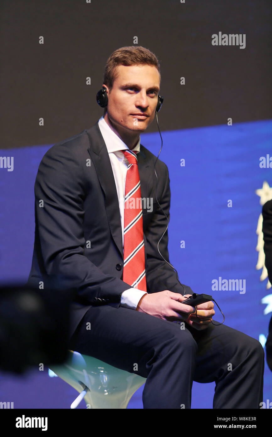 Il Manchester United serbo ex star del football Nemanja Vidic ascolta in occasione di una conferenza stampa per la Cina gioco dell'International Champions Cup 201 Foto Stock