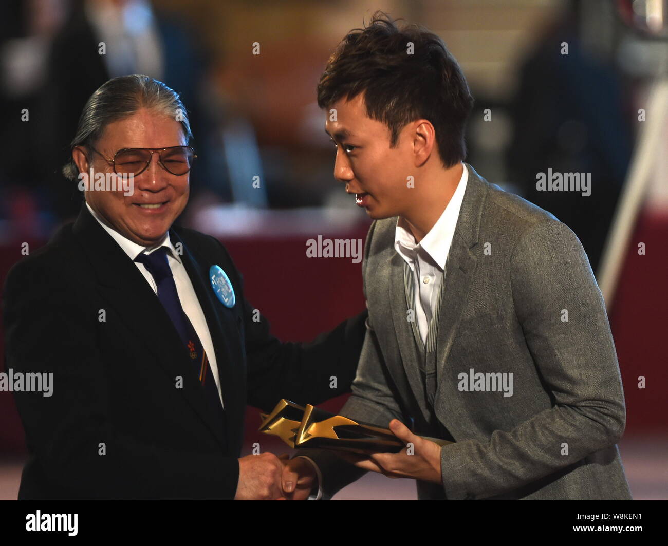 Hong Kong tycoon Timothy Fok Tsun-Ting, sinistra stringe la mano ad Hong Kong bowling player Wu Siu Hong durante il 2015 Hong Kong Star Sports Awards in H Foto Stock