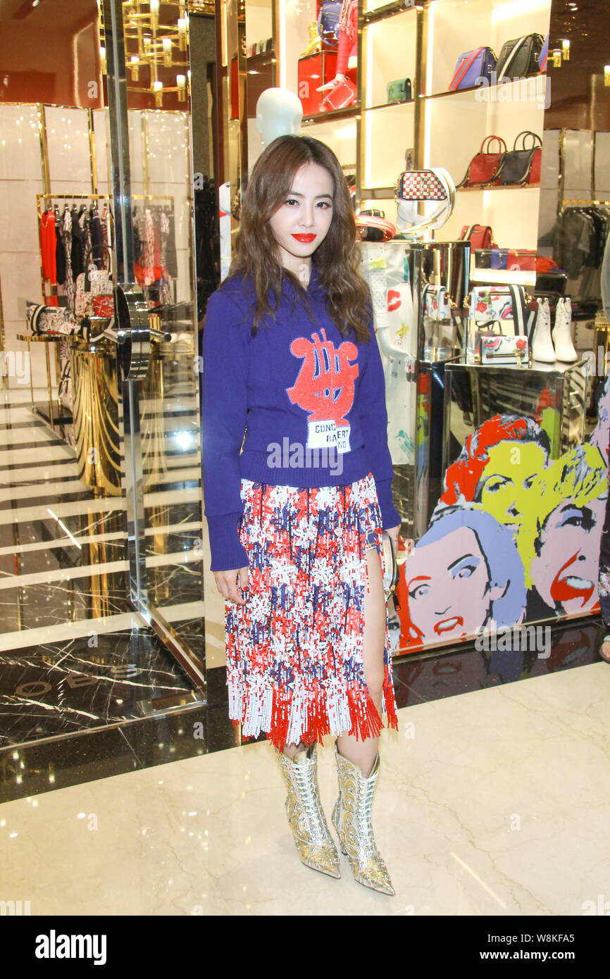 Cantante Taiwanese Jolin Tsai partecipa ad un evento promozionale da Marc Jacobs in una boutique di moda del marchio in Taipei, Taiwan, 10 marzo 2016. Foto Stock