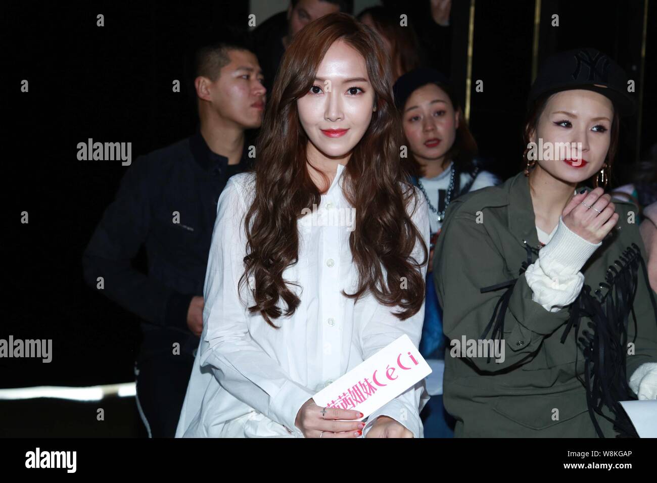 Corea del sud-basato cantante ed attrice Jessica Jung Soo-youn, sinistro è raffigurato all'Ann Demeulemeester fashion show durante la moda di Parigi Foto Stock