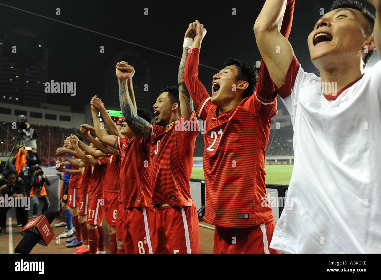 I giocatori della Cina festeggiano dopo la vittoria in Qatar nel loro gruppo C match durante il round finale delle qualificazioni asiatiche per il 2018 FIFA World Cup in Xi'an Foto Stock