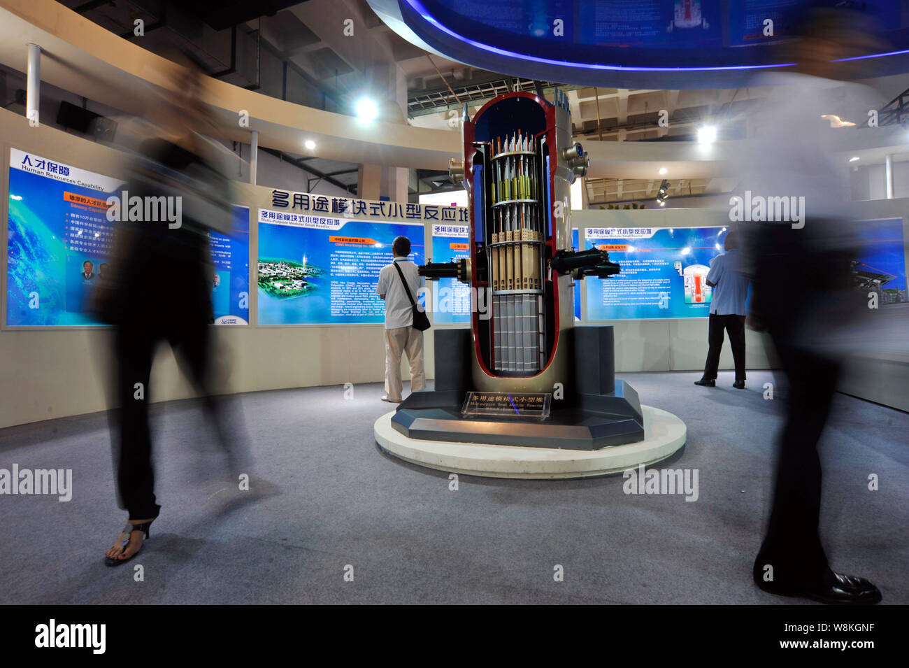 --FILE--i visitatori a piedi passato un modello di un multi-purpose piccolo reattore modulare in esposizione presso lo stand di CNNC (China National Nuclear Corporation) assortiti Foto Stock