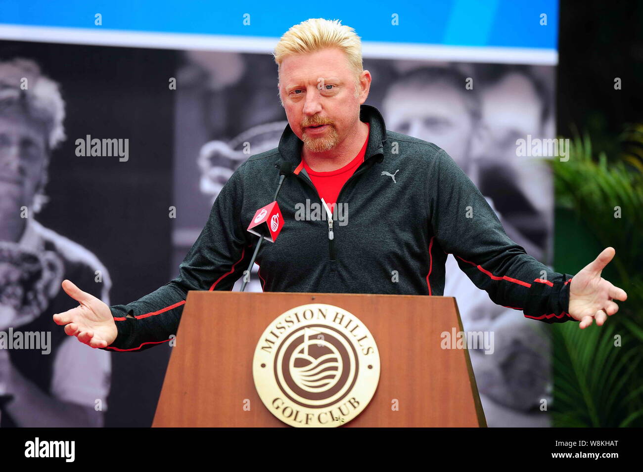 Il tedesco la stella del tennis Boris Becker parla alla cerimonia di apertura della Boris Becker Accademia Tennis nella città di Shenzhen, Cina del sud della provincia di Guangdong, Foto Stock