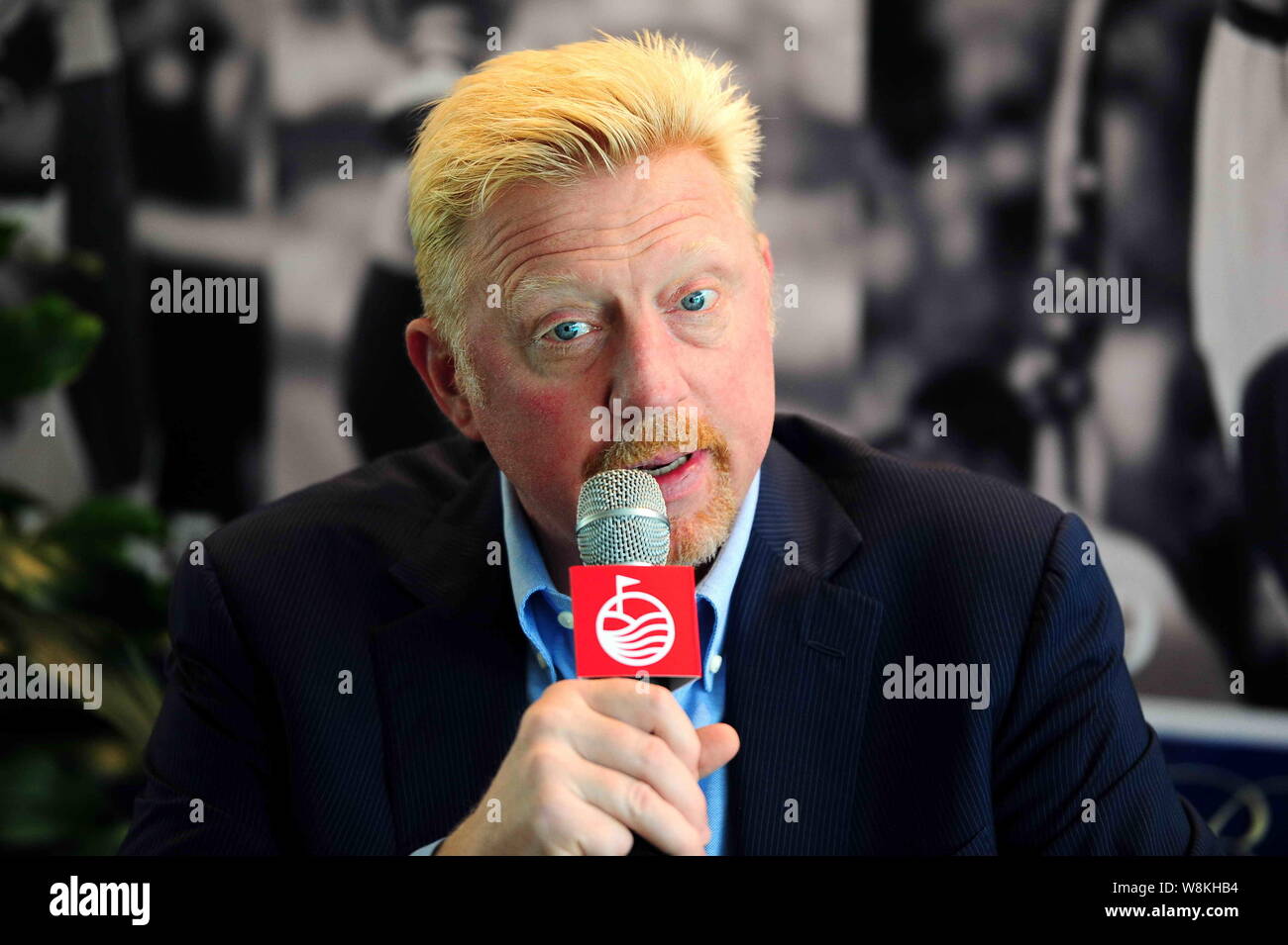 Il tedesco la stella del tennis Boris Becker parla alla cerimonia di apertura della Boris Becker Accademia Tennis nella città di Shenzhen, Cina del sud della provincia di Guangdong, Foto Stock