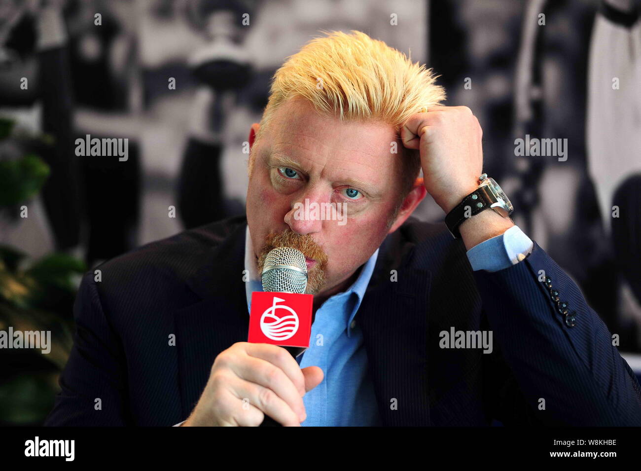 Il tedesco la stella del tennis Boris Becker parla alla cerimonia di apertura della Boris Becker Accademia Tennis nella città di Shenzhen, Cina del sud della provincia di Guangdong, Foto Stock