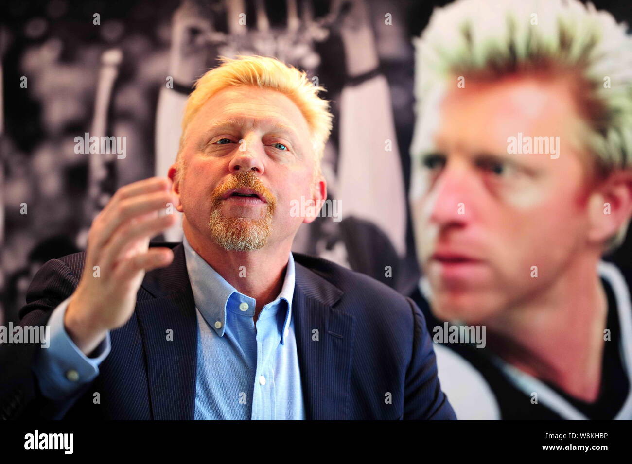Il tedesco la stella del tennis Boris Becker parla alla cerimonia di apertura della Boris Becker Accademia Tennis nella città di Shenzhen, Cina del sud della provincia di Guangdong, Foto Stock