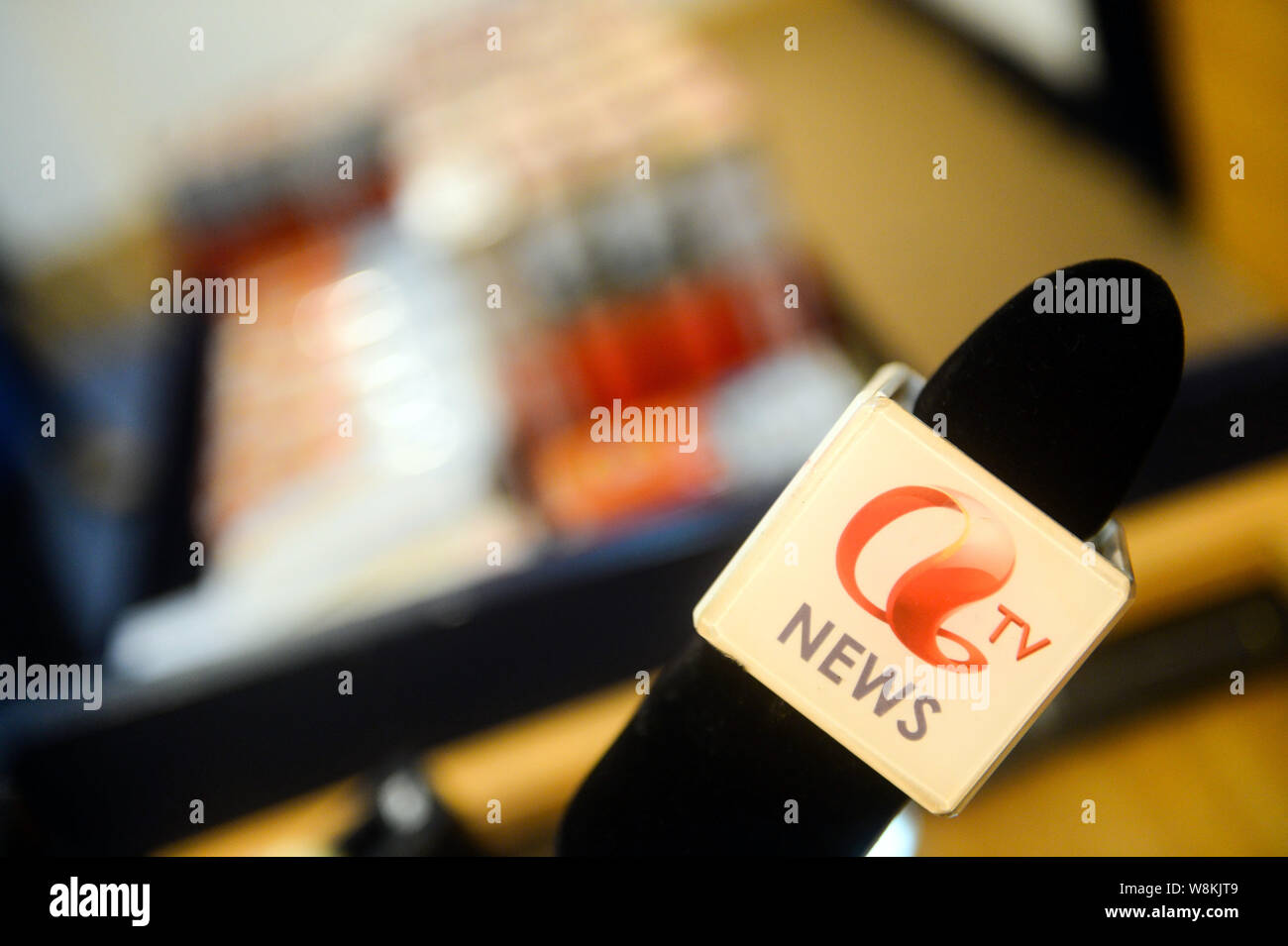 --FILE -- un microfono di ATV (Asia Television) è raffigurato durante una relazione di Hong Kong, Cina, 10 ottobre 2014. Asia Televisione (ATV) si spegne th Foto Stock