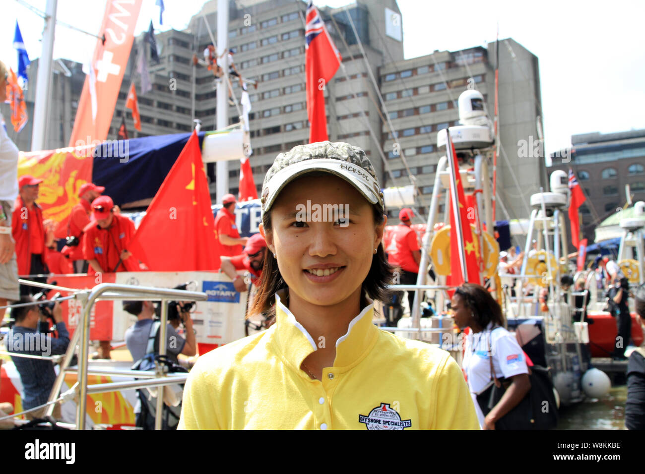 --FILE--cinese imbarcazioni a vela olimpica racing campione Xu Lijia pone dopo la finitura del Clipper il giro del mondo in barca a vela a Londra, UK, 12 luglio 2014. C Foto Stock