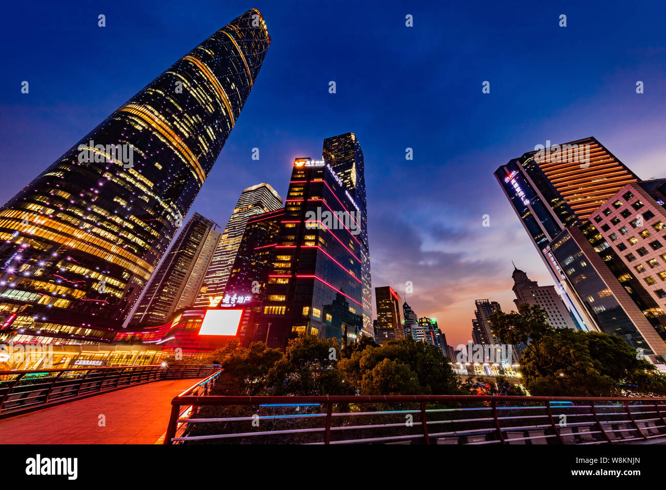 Vista notturna di grattacieli e edifici ad alta nella città di Guangzhou, Cina del sud della provincia di Guangdong, 25 marzo 2016. Foto Stock