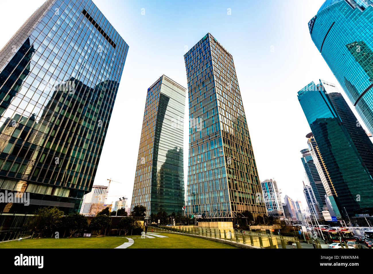 --FILE--Vista del Quartiere Finanziario di Lujiazui con alti edifici e grattacieli di Pudong, Shanghai, Cina, 24 febbraio 2016. Foto Stock