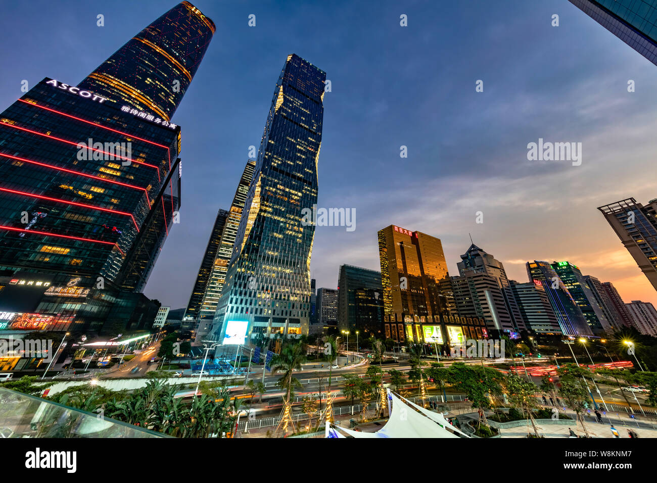 Vista notturna di grattacieli e edifici ad alta nella città di Guangzhou, Cina del sud della provincia di Guangdong, 25 marzo 2016. Foto Stock
