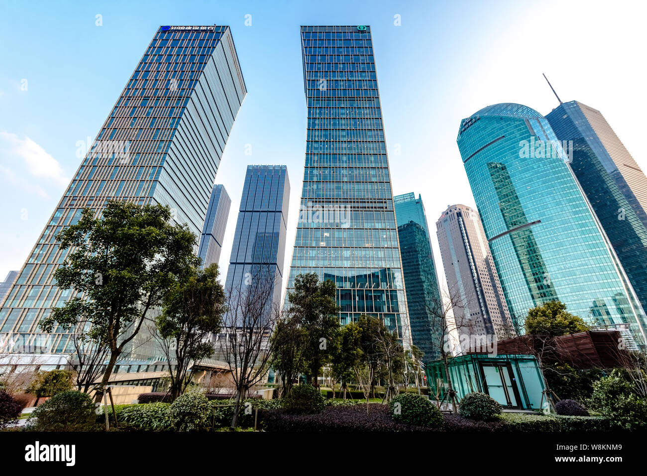 --FILE--Vista del Quartiere Finanziario di Lujiazui con alti edifici e grattacieli di Pudong, Shanghai, Cina, 24 febbraio 2016. Foto Stock