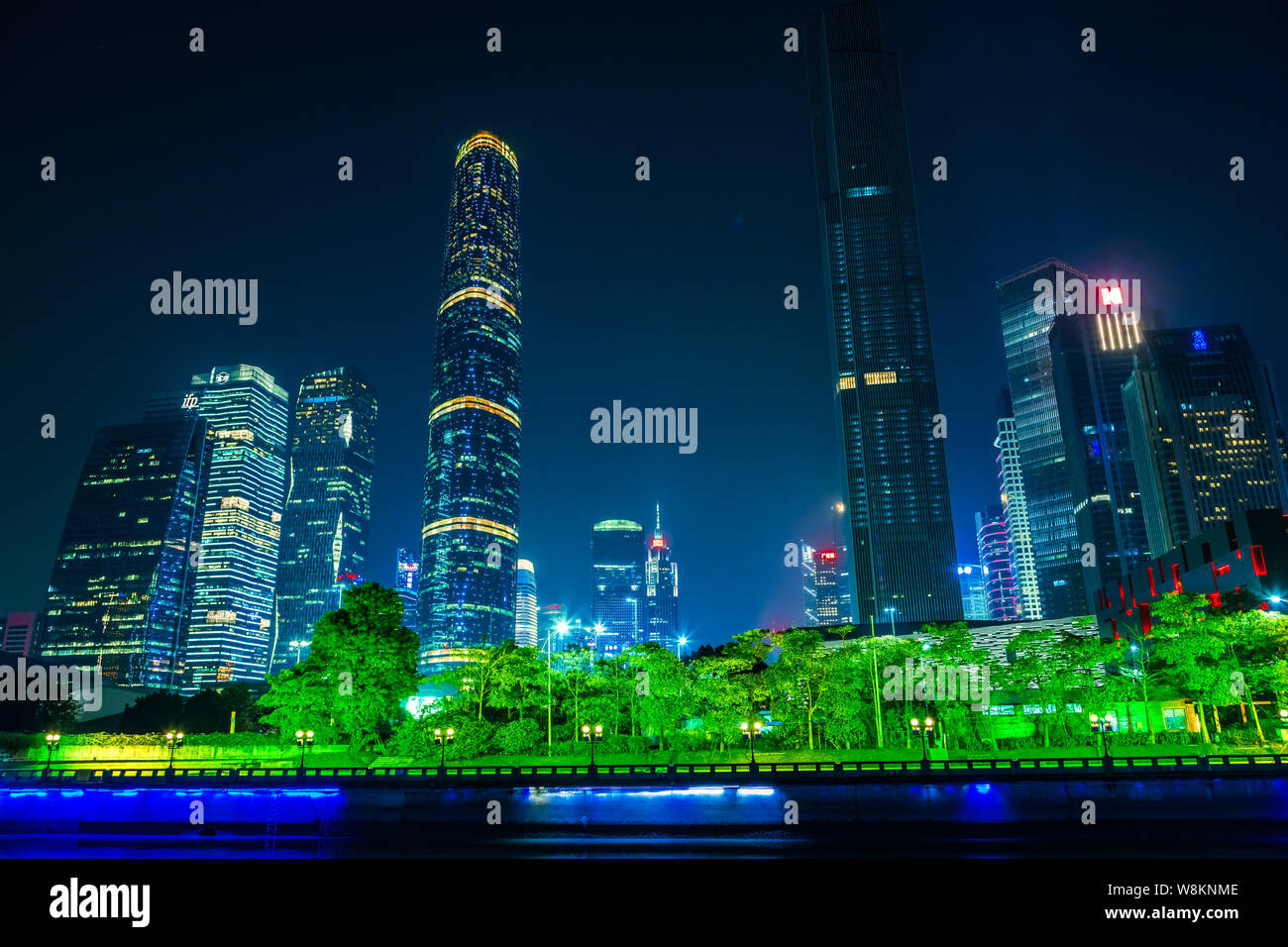 Vista notturna di grattacieli e edifici ad alta nella città di Guangzhou, Cina del sud della provincia di Guangdong, 25 marzo 2016. Foto Stock