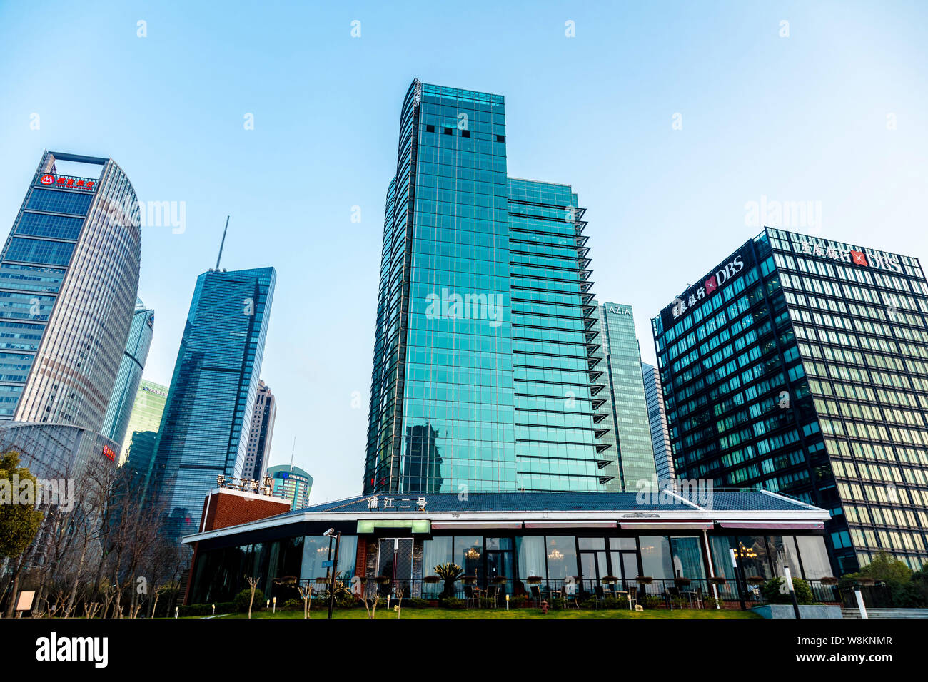 --FILE--Vista del Quartiere Finanziario di Lujiazui con alti edifici e grattacieli di Pudong, Shanghai, Cina, 24 febbraio 2016. Foto Stock