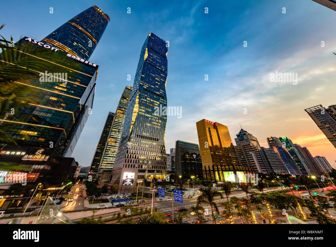 Vista notturna di grattacieli e edifici ad alta nella città di Guangzhou, Cina del sud della provincia di Guangdong, 25 marzo 2016. Foto Stock