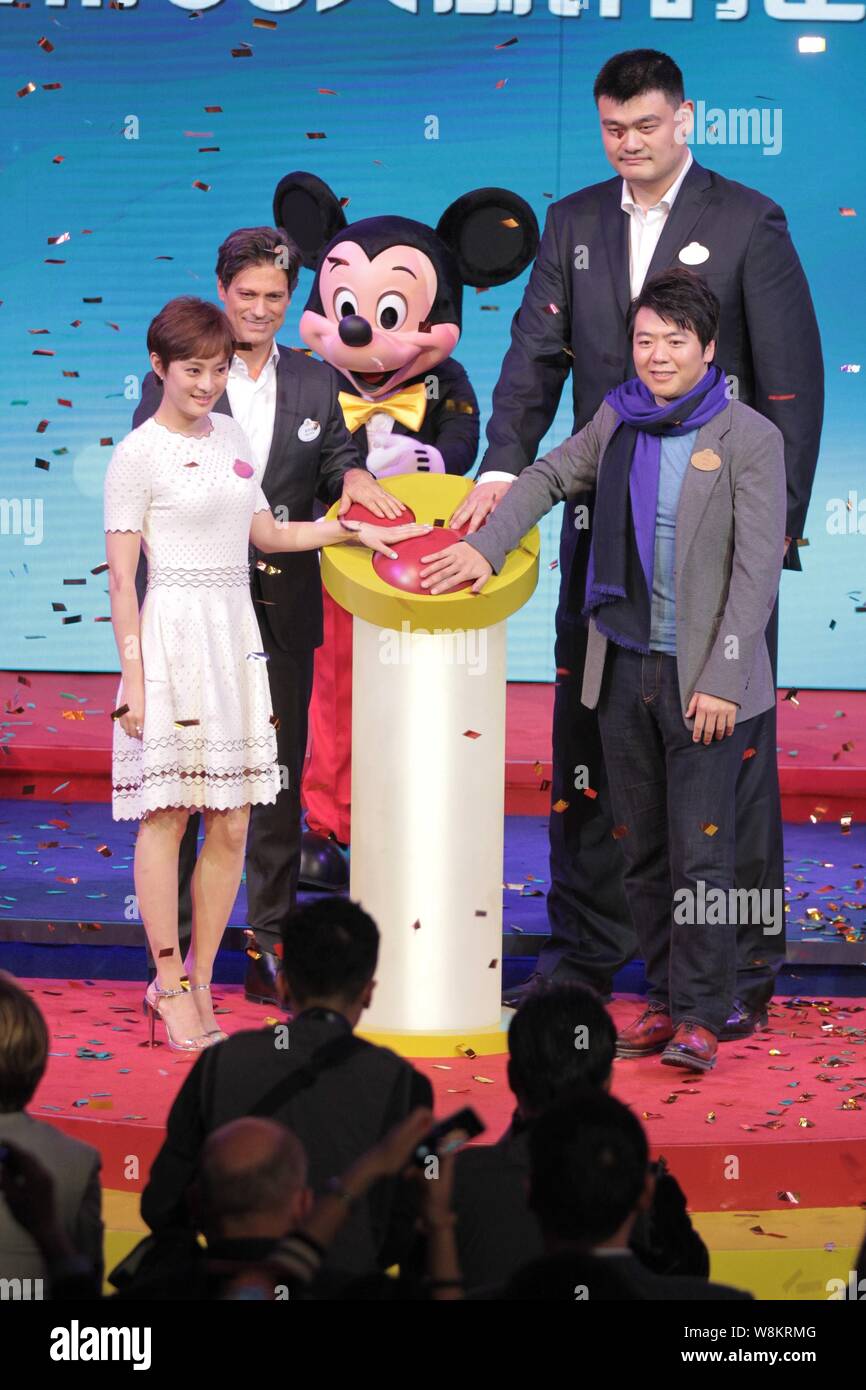 (Da sinistra) attrice cinese Sun Li, Philippe Gas, general manager di Shanghai Disney Resort, pensionato cinese superstar di basket Yao Ming e pianista Foto Stock