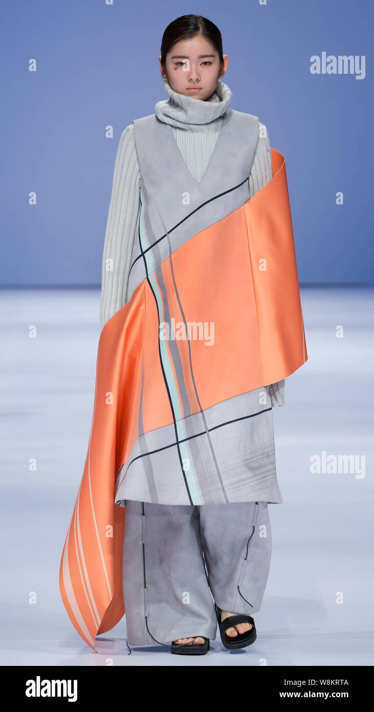 Un modello consente di visualizzare una nuova creazione in una sfilata di moda per la laurea lavora durante la settimana della moda di Pechino l Istituto di Tecnologia di Moda a Beiji Foto Stock