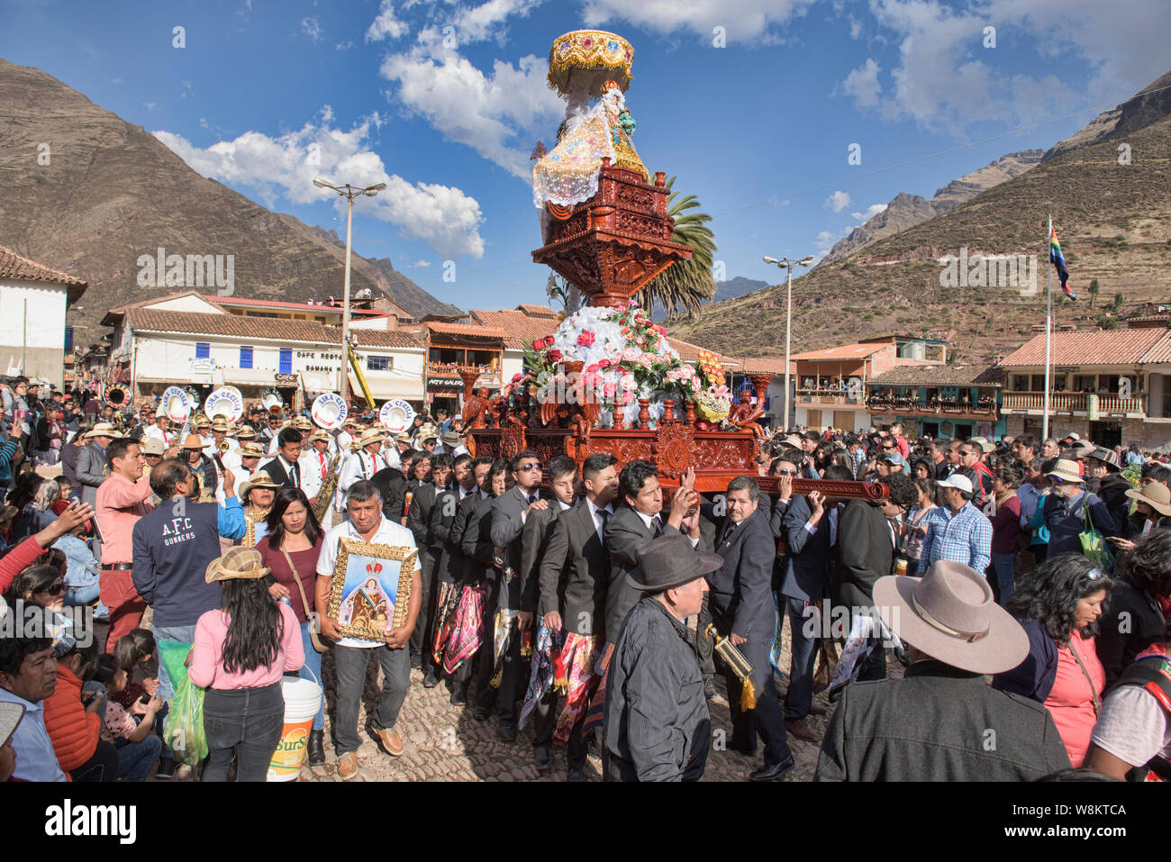 I partecipanti che porta il santo santuario al wild Virgen del Carmen Festival, tenutosi a Pisac e Paucartambo, Perù Foto Stock