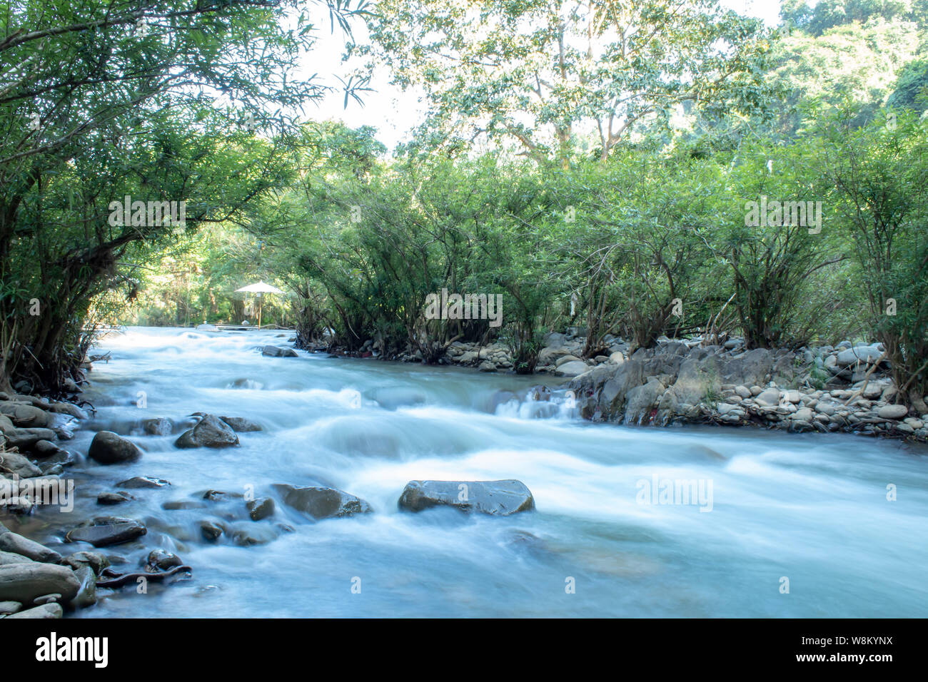Il flusso di acqua attraverso le rocce in un flusso di Wang Nan Pua , Nan in Thailandia. Foto Stock