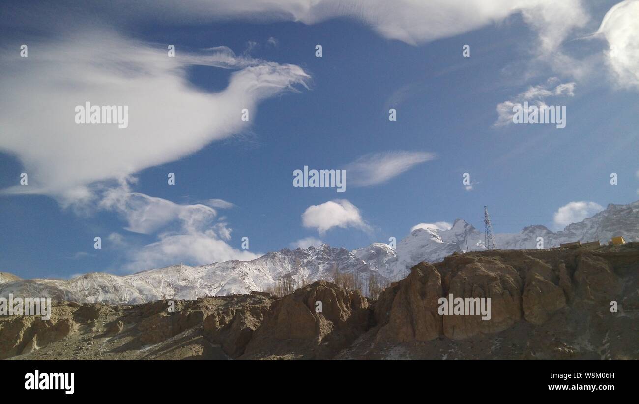 Una nuvola in forma di un mitico uccello è visto nel cielo sopra Kongur Tiube, un significativo subpeak del Kongur Tagh o Kongkoerh in Akto county, northw Foto Stock