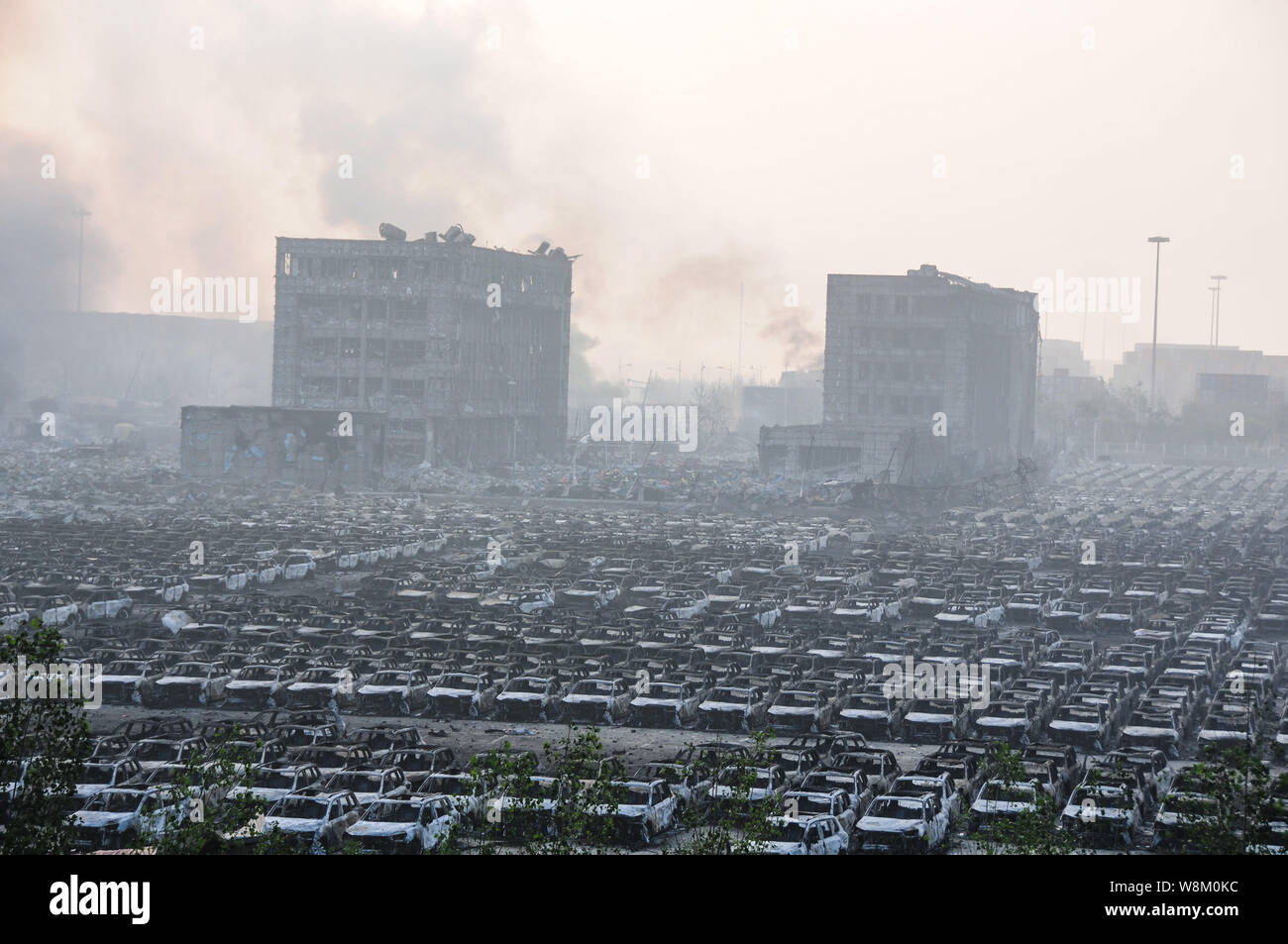 --FILE--edifici e le automobili importate in prossimità del magazzino di Ruihai Logistica internazionale vengono distrutte in esplosioni massicce in Binhai nuova area in Foto Stock