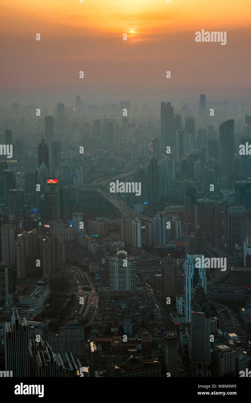 Vista dei grattacieli e edifici ad alta di Puxi a Shanghai in Cina, 16 febbraio 2016. Foto Stock