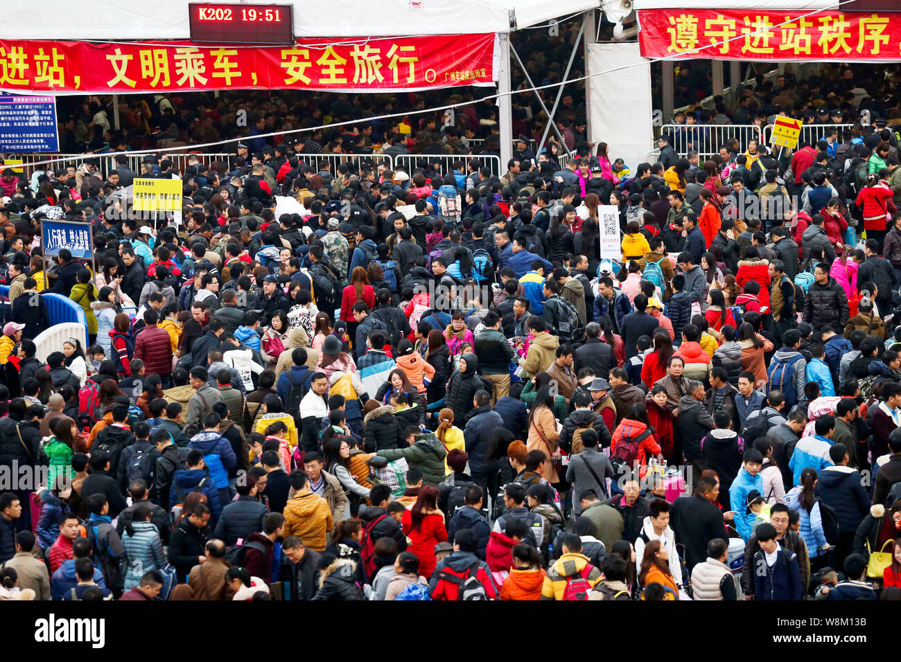 La Folla di filamento passeggeri cinesi che stanno andando a prendere i treni torna a casa per il prossimo nuovo anno lunare cinese, noto anche come Festival di Primavera, w Foto Stock