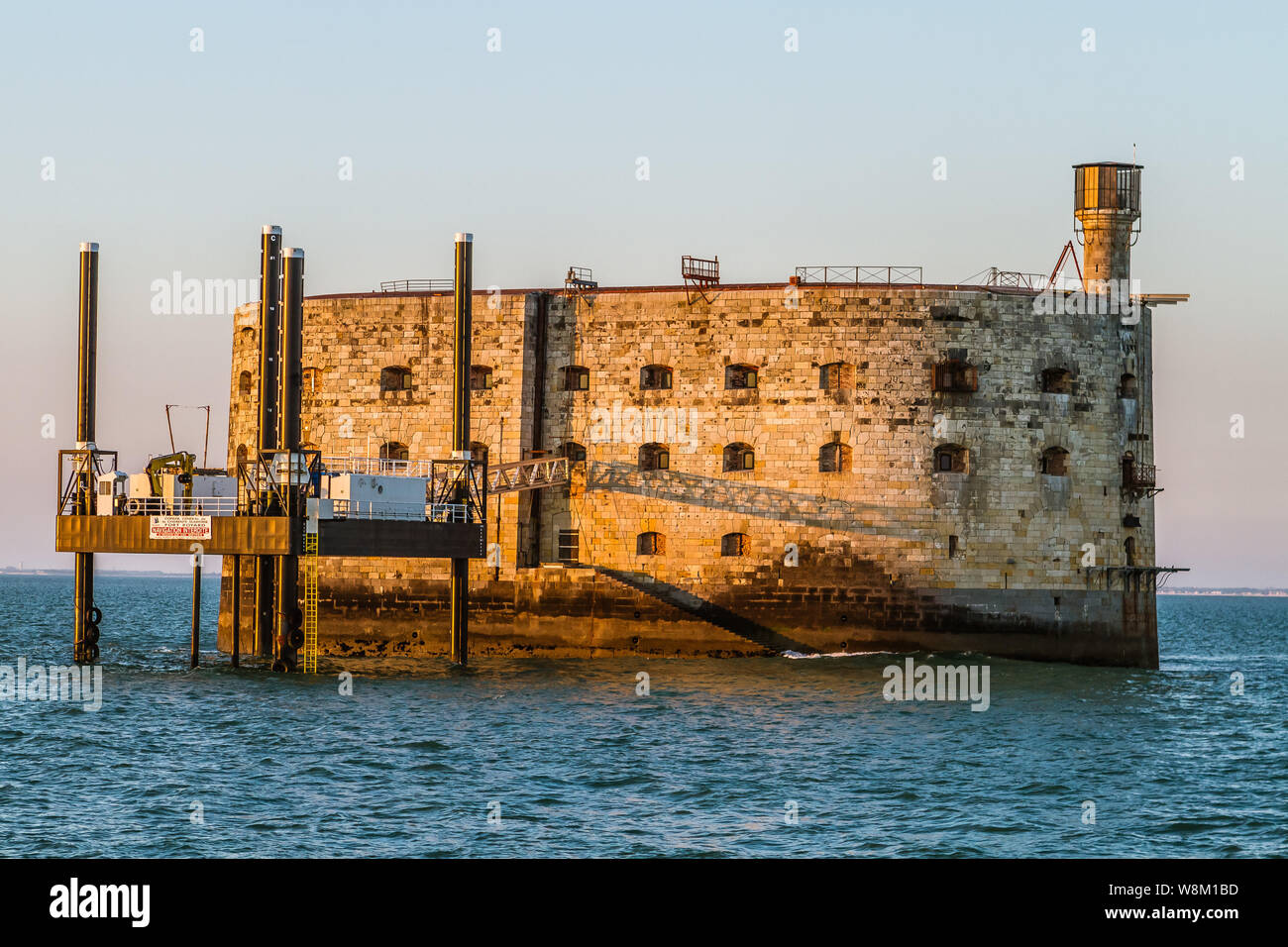 Le Fort Boyard est une fortificazione située sur onu haut fond formé d'onu banc de sable à l'origine, appelé la " longe de Boyard " qui se découvre à mar Foto Stock