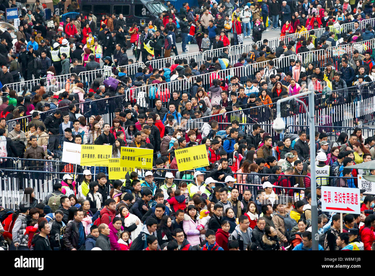 La Folla di filamento passeggeri cinesi che stanno andando a prendere i treni torna a casa per il prossimo nuovo anno lunare cinese, noto anche come Festival di Primavera, w Foto Stock
