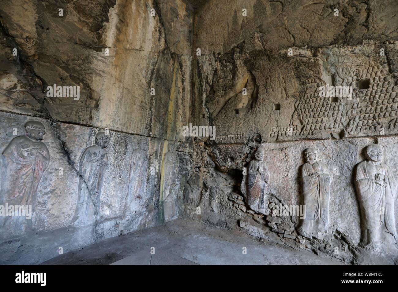 Vista del tempio Kanjing, noto anche come il Royal tempio nella grotta, a le Grotte di Longmen (Dragon Gate grotte o le Grotte di Longmen) in Luoyang city, cento Foto Stock